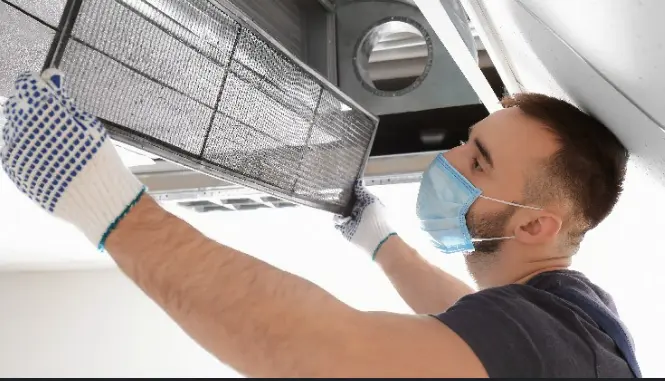 Técnico realizando mantenimiento profesional