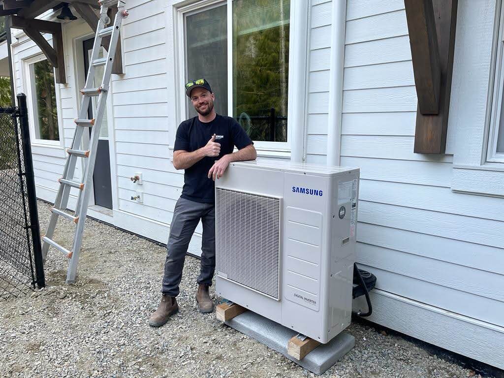 Técnico instalando una unidad exterior de aire acondicionado Samsung en una vivienda en Murcia